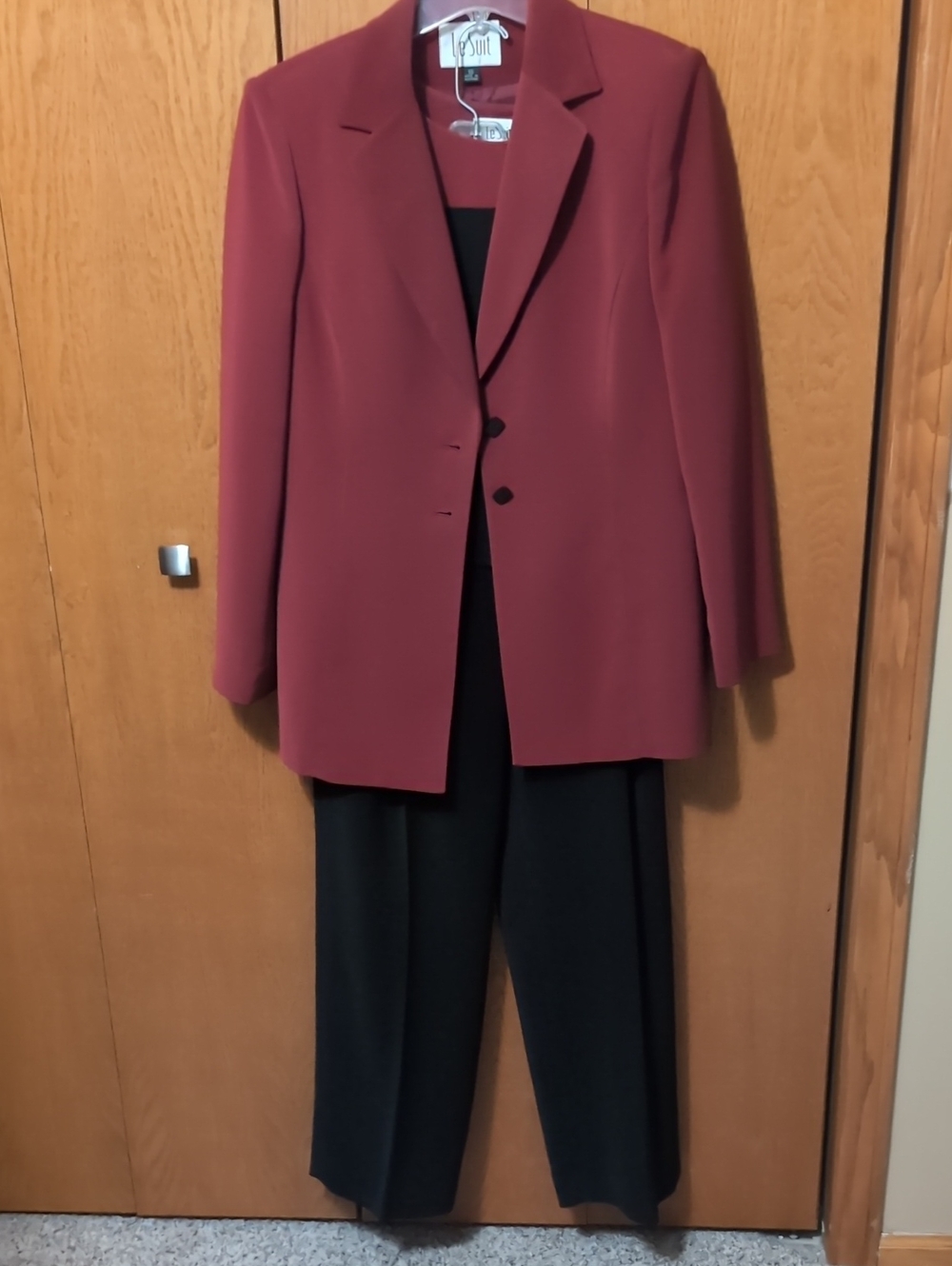 Le Suit Women's Size 10 Burgundy Blazer, Slacks And Top